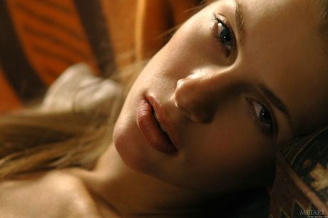 met art: Vika AC de cabello oscuro angularmente ucraniano muestra sus grandes malabares y exhibe su desnudez en un solo
