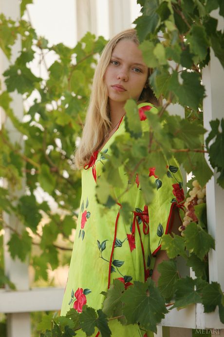 met art: 金髪のロシアの可愛い子ポリーAがバスルームの椅子で全裸になる