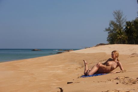 met art: A adolescente ucraniana de cabelos claros Lizi A destaca seus lindos peitos e bunda em uma praia de areia
