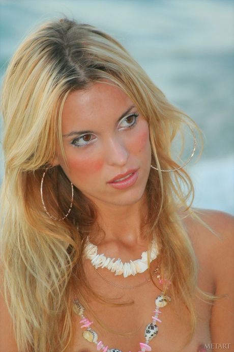 met art: Blonde Oekraïense pop Xenia B kleedt zich uit op een rotsachtige uitstulping