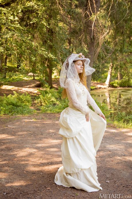 met art: Schattige Russische schatje Katty Muss gaat naakt op een deken in een bos
