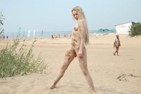 met art: Blonde Russische tiener Olya A modellen helemaal naakt op een deken in een veld