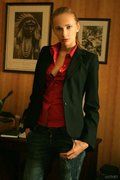 met art: Pretty ukrainian stunner Olya M displays her firm tits and her shaved pussy