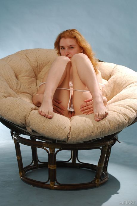 met art: La belle ukrainienne Rita E enlève son ensemble soutien-gorge et culotte pour se mettre totalement nue