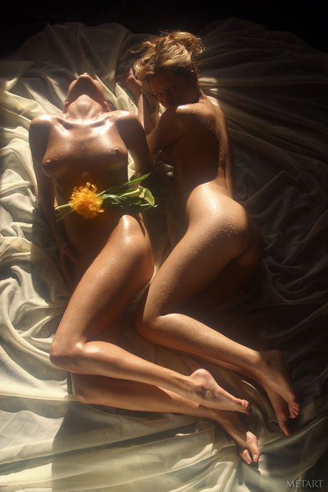 met art: Los adolescentes livianos de primera clase Like y Olga se desnudan antes de una mierda lesbiana
