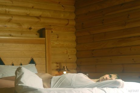 met art: Piękna ukraińska dziewczyna Anna S pokazuje swoją owłosioną cipkę i małe cycki