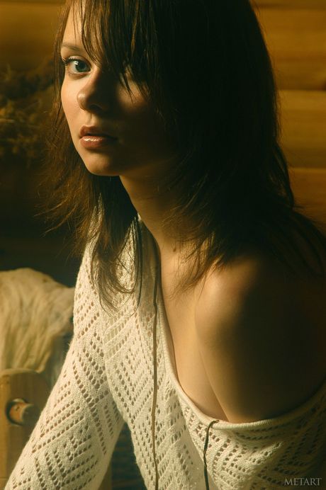 met art: Szczupła ukraińska ślicznotka Anna S rozbiera się do skarpetek i prezentuje swoją owłosioną cipkę