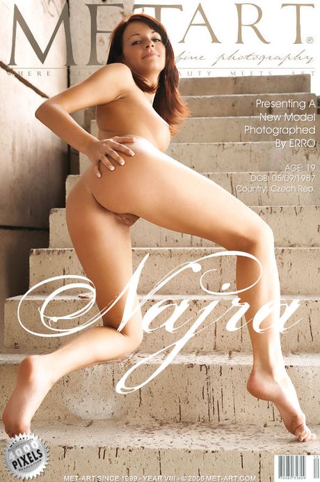 met art: Piękność Najra A pozuje zupełnie nago na skalistym występie