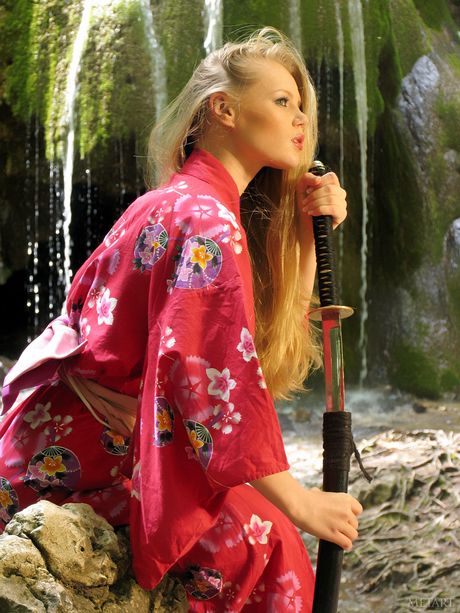 met art: La bionda ucraina Danielle C si toglie tutto su una coperta in un bosco
