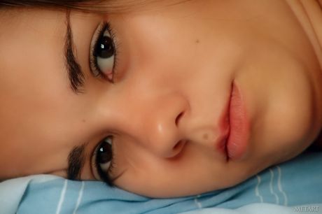 met art: Świetna brazylijska dziewczyna z okładki Nicole E pokazuje swoje małe cycki i łysą cipkę w solowym występie