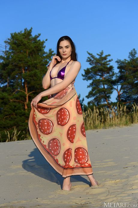met art: 烏克蘭天使美女 Lola Cherie 在沙灘上的毯子上脫光衣服