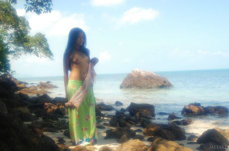 met art: La chaude asiatique Mey enlève sa lingerie et présente ses petits seins à l