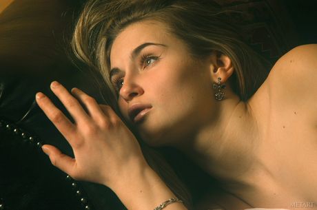 met art: Blondwłosa ukraińska piękność Katya D pokazuje swoją owłosioną cipkę i małe cycki w solowym