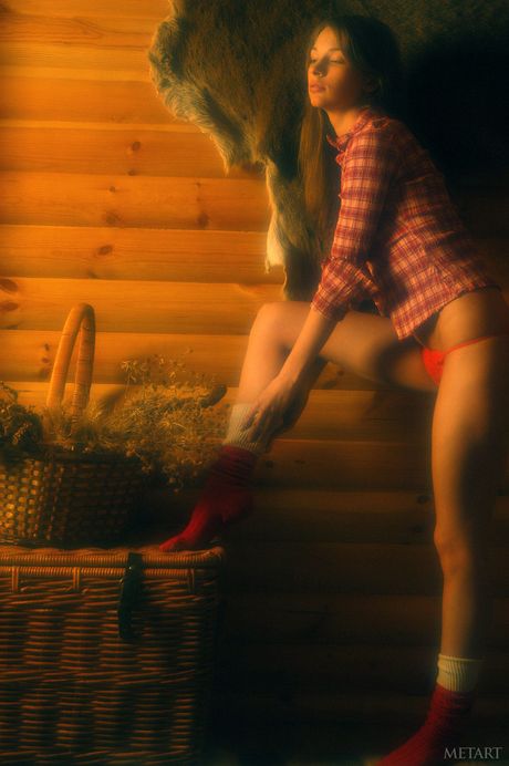 met art: A adolescente morena Vika Ac tira uma camisa xadrez e calcinha em um quarto