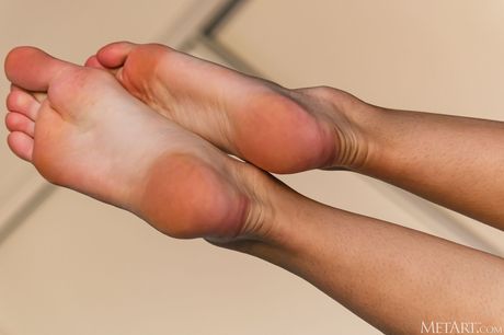 met art: Wspaniała białoruska nastolatka Anthea zdejmuje bieliznę i modeluje nago na łóżku