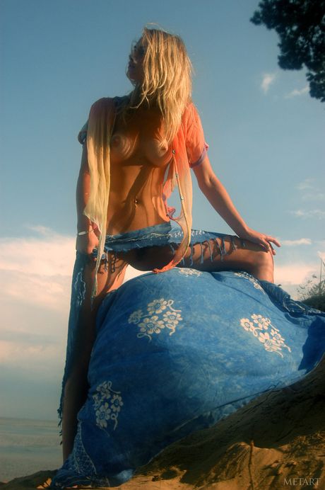 met art: La star ucraina dai capelli chiari Katya D si toglie il bikini in un campo di fiori di campo
