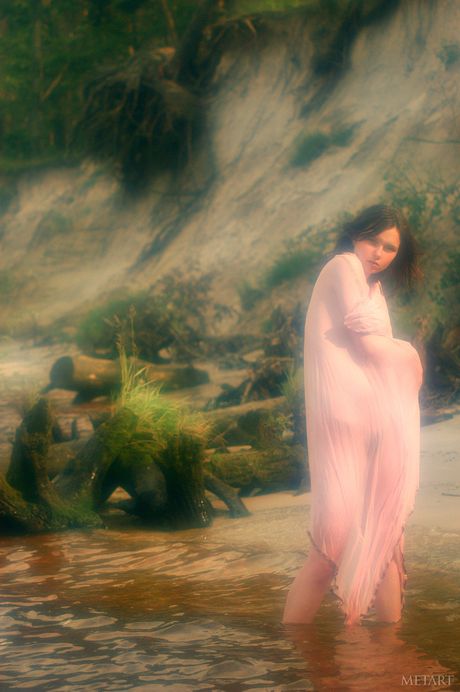 met art: Delikatna ukraińska nastolatka Anna S pokazuje swoją owłosioną cipkę pozując nago na plaży