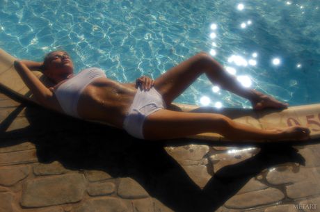 met art: De geweldige tieners Nataly en Natasha C gaan topless spelen in een zwembad