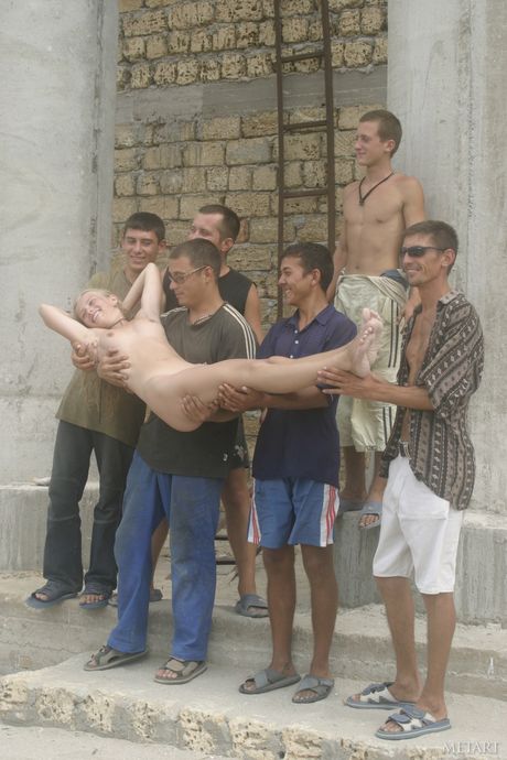 met art: Ljuba A pokazuje swoją ciasną pupę i łysą cipkę na kocu