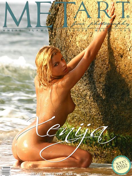 met art: Het lichtharige Oekraïense meisje Ksenia A is helemaal naakt op een deken in een achtertuin te zien