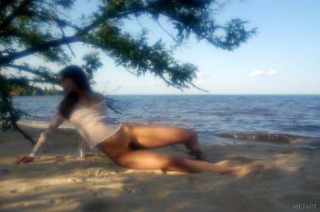 met art: 烏克蘭美女 Vika Ac 在野花叢中赤身裸體