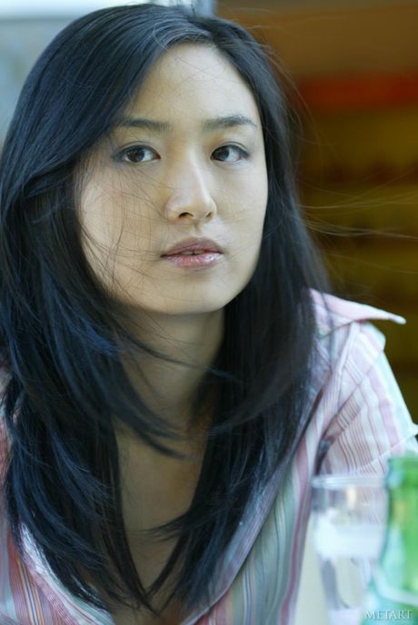 met art: Azjatycka dziewczyna z okładki Yuka B rozbiera się na polu polnych kwiatów