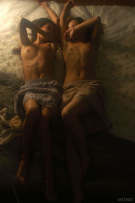 met art: Yana A et Barbora A, deux lesbiennes de Skinnycovergirl, se dénudent sur un lit