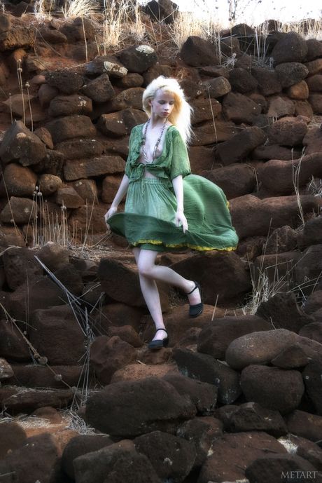 met art: Blonde Russische schone Jane A trekt haar jurk uit en onthult haar volledige naaktheid in het wild