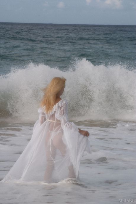 met art: A loira russa Jane A tira o vestido para posar nua em um penhasco à beira-mar