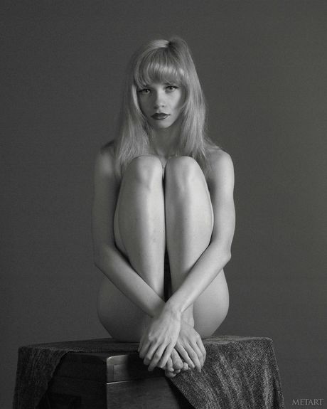 met art: Naakte Russische schat Jane A pronkt met haar stevige tieten en haar sexy voeten