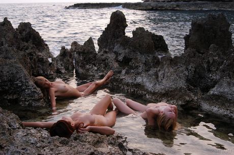 met art: As meninas brilhantes Nikita B e Paola A modelo totalmente nua em um riacho