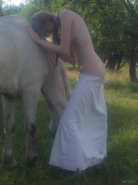 met art: Het aardige Oekraïense meisje Katya B ontbloot haar lichaam op een deken in een veld