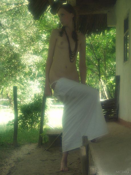 met art: A deslumbrante ucraniana de cabelos claros Katya B se despe em uma cadeira no quintal