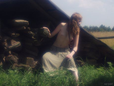 met art: A esbelta beldade ucraniana Katya B exibe seu corpo exposto no jardim e mostra seus pés quentes