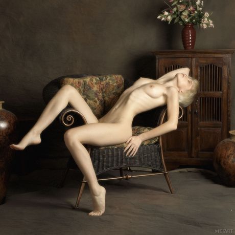 met art: Jasnowłosa rosyjska lalka Jane A modeluje całkowicie nago na krześle bez skrępowania