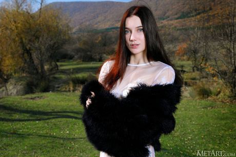 met art: Die dunkelhaarige Teenagerin Polly Pure zieht sich auf einer Decke auf einem Feld aus