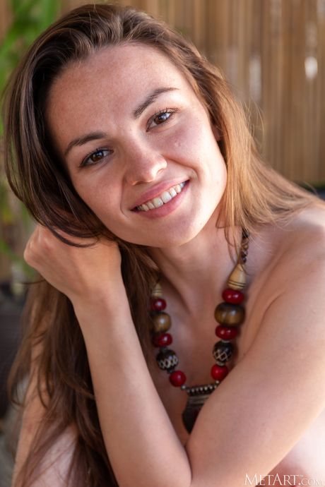 met art: Die umwerfende ukrainische Teenagerin Tanya Grace entblößt sich voller Überzeugung auf einem Stuhl