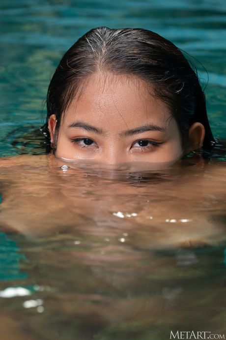 met art: Azjatycka piękność Tucky zdejmuje wszystko na leżaku przy basenie