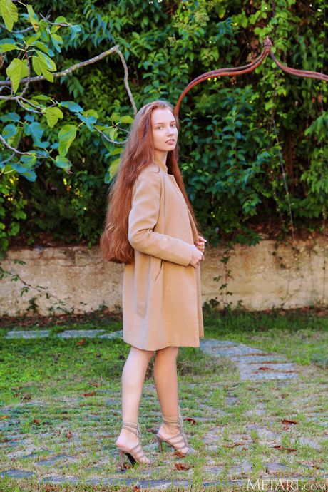 met art: 赤毛のウクライナ人少女ローラ・ジョリーが裏庭でヌードになる