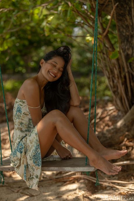 met art: La brillante bellezza thailandese Kloyali si spoglia su un