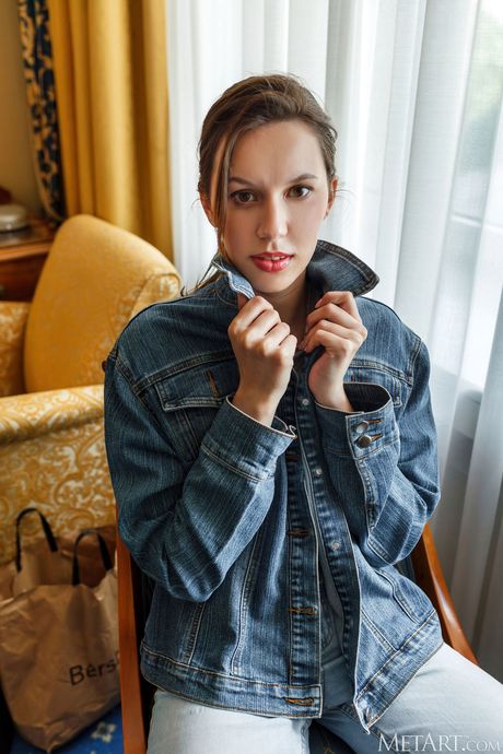 met art: La giovane bellezza ucraina Giselle si spoglia sulla scrivania della sua camera da letto