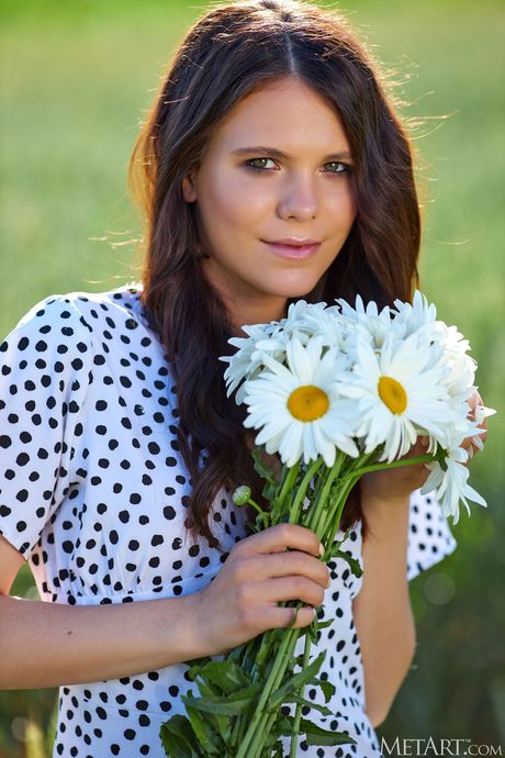 met art: De aardige Oekraïense tiener Elena Max trekt al haar kleren uit op een deken in een veld vol wilde bloemen