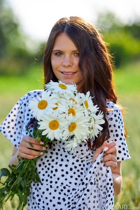 met art: La bella adolescente ucraina Elena Max si toglie tutti i vestiti su una coperta in un campo di fiori selvatici