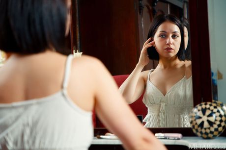 met art: 素晴らしいウクライナのカバーガール、アリン・リュクスが椅子の上で大胆に全裸になる