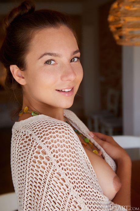 met art: 魅力的なウクライナの美女ベルカが自信を持って椅子の上で服を脱ぐ