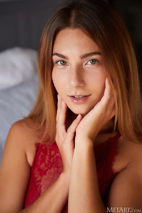 met art: 素敵なウクライナ美人ベルカがベッドの上で服を全部脱ぐ