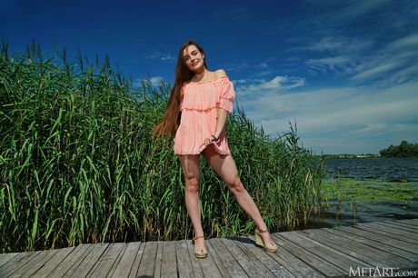 met art: Piękna ukraińska piękność Monica Trent śmiało pokazuje się nago na pomoście