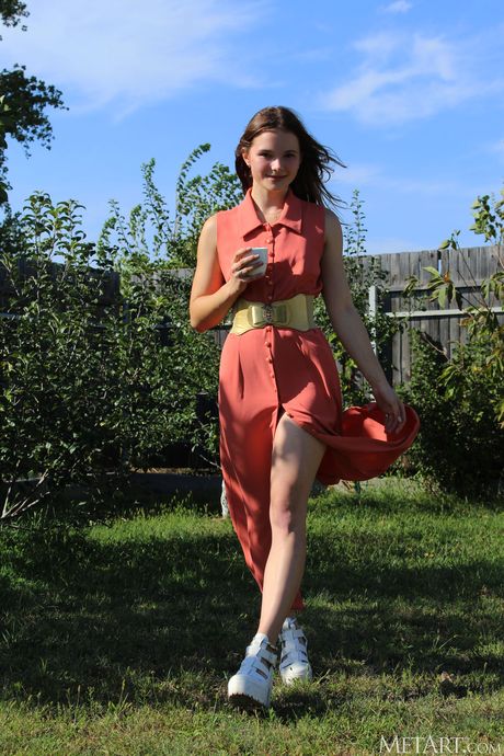 met art: Piękna ukraińska nastolatka Harley rozbiera się całkowicie na kocu na podwórku