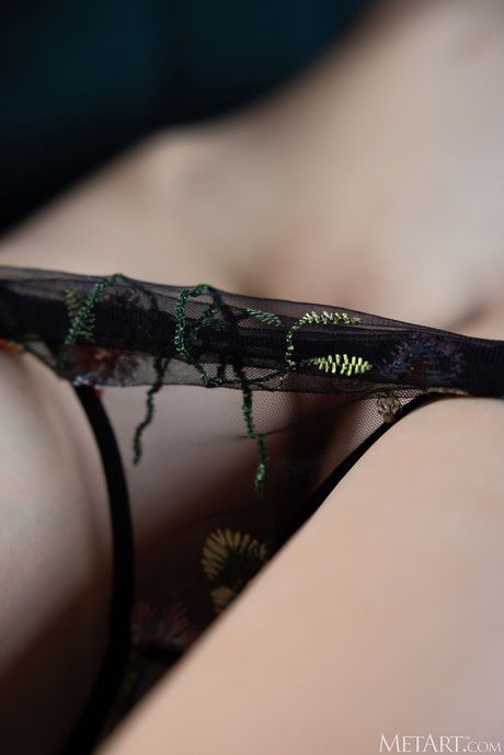 met art: Schattige roodharige Alice Mido bewondert haar weerspiegeling in de spiegel