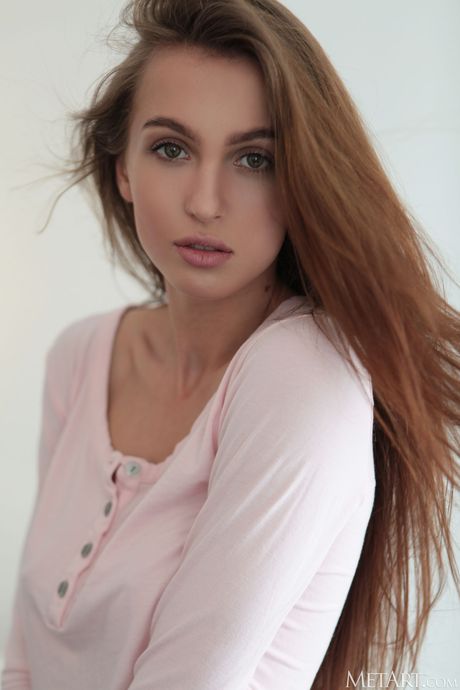 met art: A linda morena ucraniana Holly Haim vai encantar você com seus deslumbrantes olhos verdes